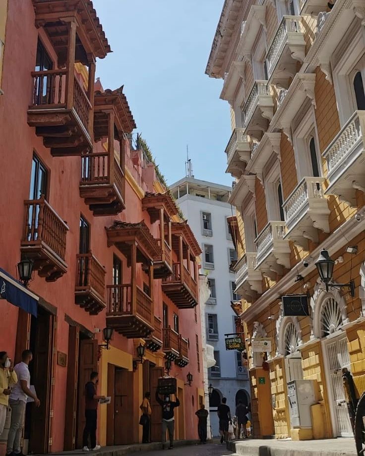 Hoy todo el mundo corrió pa' las playas y nos dejaron el centro histórico solito, para disfrutarlo, como pocas veces se puede en temporada alta.
#positostravelers #colombiatrip #Cartagena #cartagenadeindias #centrohistorico #centrohistoricocartagena #ciudadamurallada #colombia